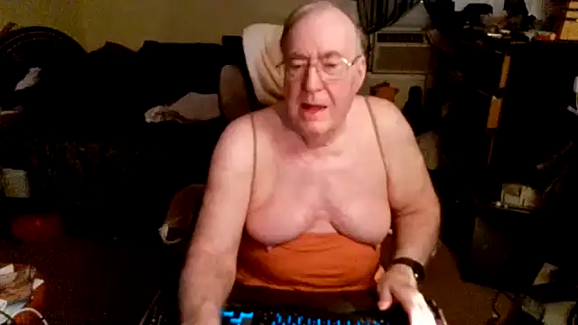 Snapshot of Toastir chatting on April 15, 2026, 5:06 pm Toastir online show from April 15, 2026, 5:06 pm
