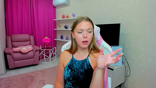 Snapshot of Strawberrye chatting on February 15, 2026, 7:51 am Strawberrye online show from February 15, 2026, 7:51 am