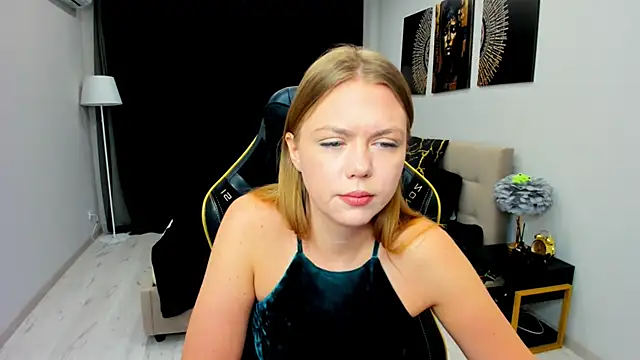 Snapshot of Strawberrye chatting on February 24, 2026, 3:18 am Strawberrye online show from February 24, 2026, 3:18 am