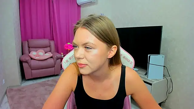 Snapshot of Strawberrye chatting on February 23, 2026, 3:19 am Strawberrye online show from February 23, 2026, 3:19 am