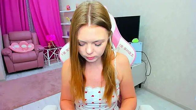 Strawberrye online show from May 4, 2026, 3:21 am