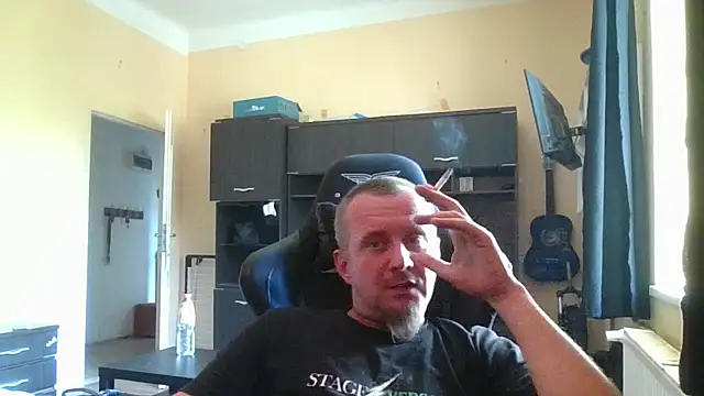 Snapshot of MrWhitePL chatting on June 17, 2026, 3:11 pm MrWhitePL online show from June 17, 2026, 3:11 pm