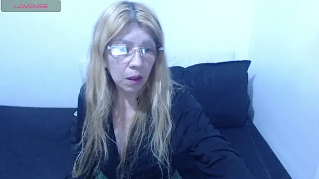 Snapshot of Dulce-Bella chatting on June 23, 2026, 8:40 pm Dulce-Bella online show from June 23, 2026, 8:40 pm