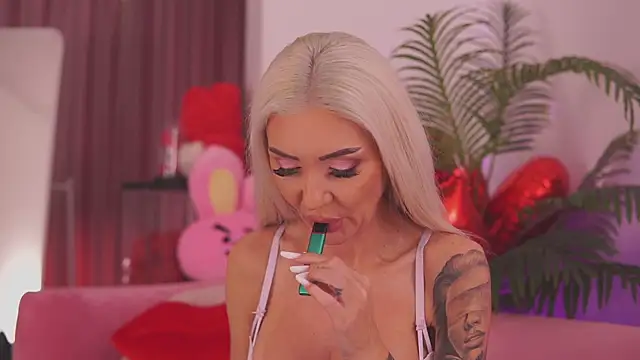 Snapshot of fallingangel chatting on November 12, 2025, 9:24 am fallingangel online show from November 12, 2025, 9:24 am