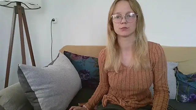 Snapshot of little-leni chatting on October 22, 2025, 8:58 am little-leni online show from October 22, 2025, 8:58 am