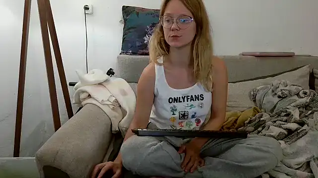 Snapshot of little-leni chatting on September 27, 2025, 8:48 pm little-leni online show from September 27, 2025, 8:48 pm