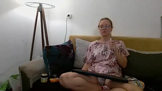 Snapshot of little-leni chatting on November 4, 2025, 8:01 pm little-leni online show from November 4, 2025, 8:01 pm