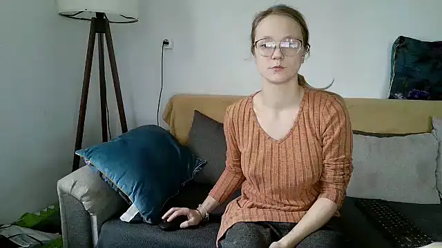 Snapshot of little-leni chatting on December 15, 2025, 8:20 am little-leni online show from December 15, 2025, 8:20 am