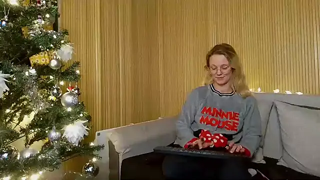 Snapshot of little-leni chatting on December 6, 2024, 9:18 pm little-leni online show from December 6, 2024, 9:18 pm