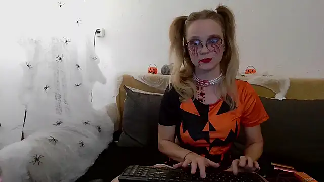 Snapshot of little-leni chatting on October 31, 2025, 8:49 pm little-leni online show from October 31, 2025, 8:49 pm