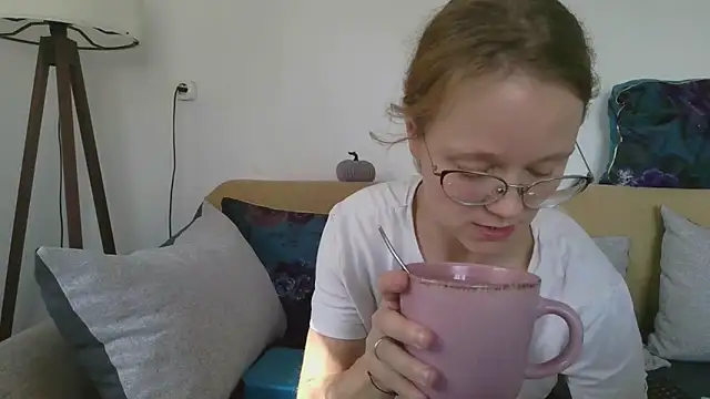 Snapshot of little-leni chatting on October 23, 2025, 9:52 am little-leni online show from October 23, 2025, 9:52 am