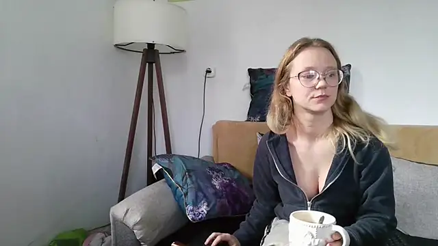 Snapshot of little-leni chatting on November 25, 2025, 11:21 am little-leni online show from November 25, 2025, 11:21 am