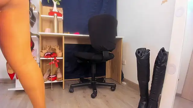 Snapshot of MIss_Kendall_ chatting on November 14, 2025, 10:35 pm MIss Kendall online show from November 14, 2025, 10:35 pm