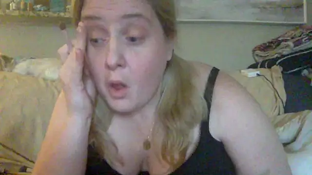 Snapshot of Hleigh327 chatting on June 2, 2026, 5:35 pm Hleigh327 online show from June 2, 2026, 5:35 pm