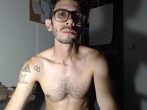 Snapshot of alisterxxx chatting on July 9, 2026, 2:45 am alisterxxx online show from July 9, 2026, 2:45 am