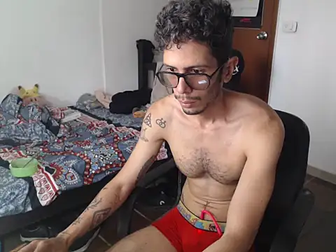 Snapshot of alisterxxx chatting on July 8, 2026, 2:40 pm alisterxxx online show from July 8, 2026, 2:40 pm