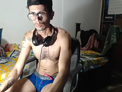 Snapshot of alisterxxx chatting on July 30, 2026, 2:54 am alisterxxx online show from July 30, 2026, 2:54 am