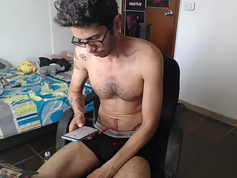 Snapshot of alisterxxx chatting on August 3, 2026, 6:47 pm alisterxxx online show from August 3, 2026, 6:47 pm