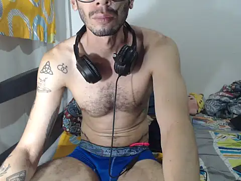 Snapshot of alisterxxx chatting on July 26, 2026, 2:40 am alisterxxx online show from July 26, 2026, 2:40 am