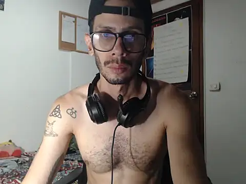 Snapshot of alisterxxx chatting on July 14, 2026, 2:05 am alisterxxx online show from July 14, 2026, 2:05 am