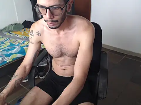 Snapshot of alisterxxx chatting on June 26, 2026, 5:52 pm alisterxxx online show from June 26, 2026, 5:52 pm