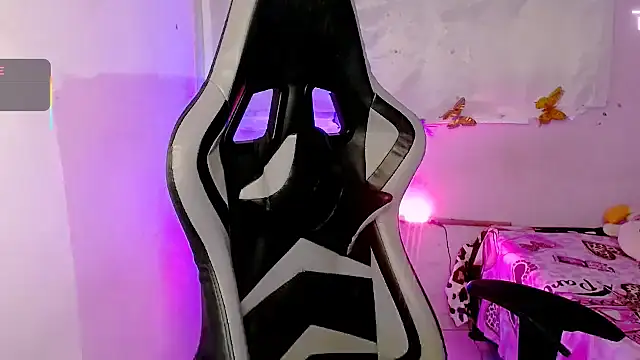 Snapshot of ninatiny chatting on October 16, 2025, 8:22 am ninatiny online show from October 16, 2025, 8:22 am