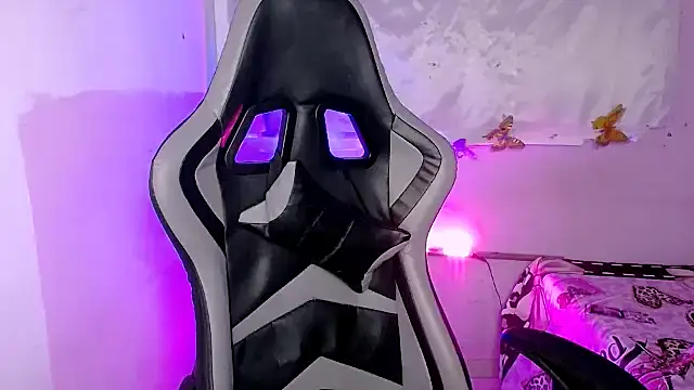 Snapshot of ninatiny chatting on October 31, 2025, 9:28 am ninatiny online show from October 31, 2025, 9:28 am