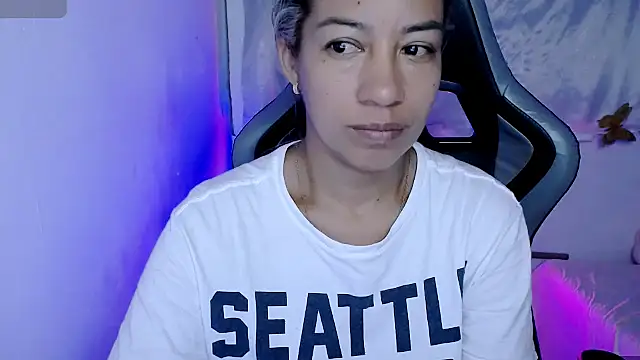 Snapshot of ninatiny chatting on November 7, 2025, 9:36 am ninatiny online show from November 7, 2025, 9:36 am