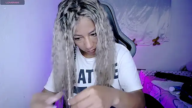 Snapshot of ninatiny chatting on December 5, 2025, 10:47 am ninatiny online show from December 5, 2025, 10:47 am