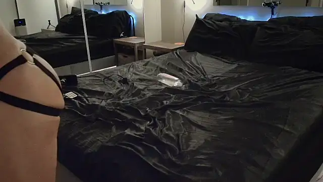 Snapshot of MikyFoxx chatting on November 24, 2025, 7:19 am MikyFoxx online show from November 24, 2025, 7:19 am