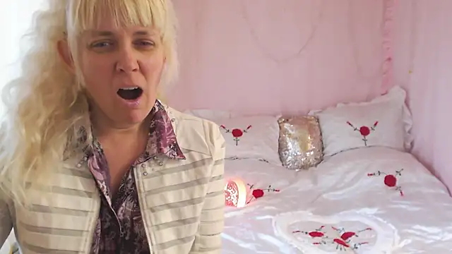 Snapshot of SunnySylvia chatting on November 28, 2025, 7:08 am SunnySylvia online show from November 28, 2025, 7:08 am