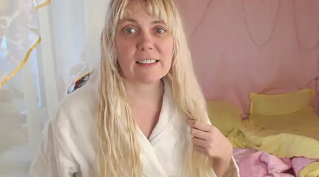 Snapshot of SunnySylvia chatting on December 25, 2024, 12:05 pm SunnySylvia online show from December 25, 2024, 12:05 pm