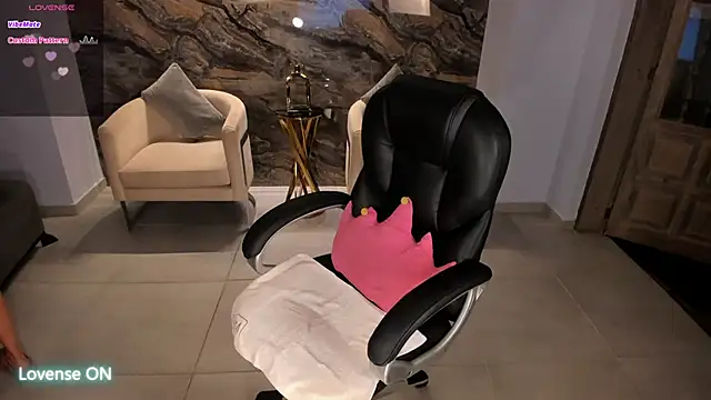 Snapshot of DannieSmith1 chatting on October 17, 2025, 11:28 pm DannieSmith1 online show from October 17, 2025, 11:28 pm