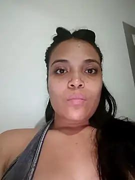 Snapshot of _Estrellita_ chatting on November 3, 2025, 3:01 am Estrellita online show from November 3, 2025, 3:01 am