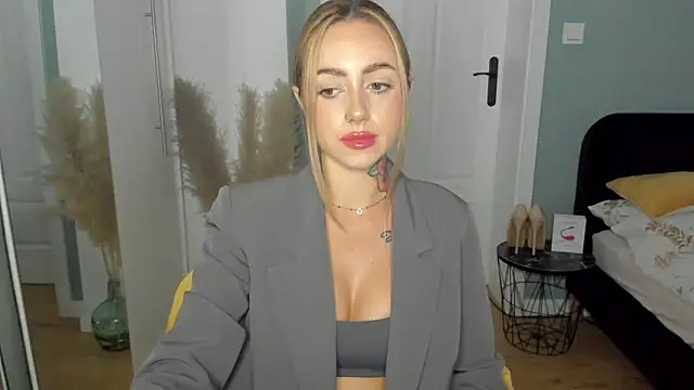 Snapshot of sexyCoralie chatting on June 4, 2026, 1:49 pm sexyCoralie online show from June 4, 2026, 1:49 pm