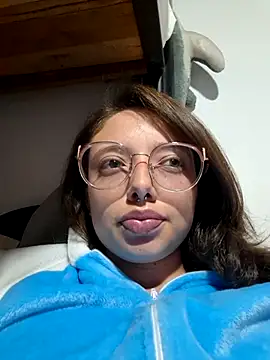 Snapshot of linda-schmidt chatting on August 6, 2026, 2:28 am linda-schmidt online show from August 6, 2026, 2:28 am