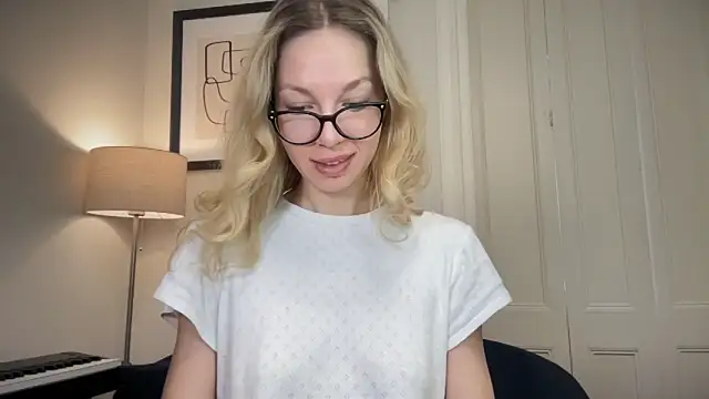 Snapshot of Cutensadistic chatting on March 21, 2025, 8:17 am Cutensadistic online show from March 21, 2025, 8:17 am