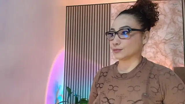 JuliRamirez online show from August 6, 2026, 12:33 pm