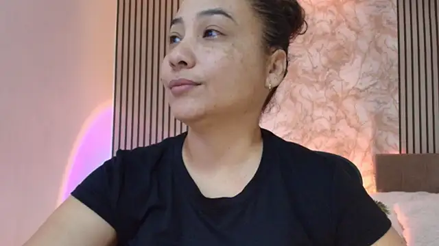 JuliRamirez online show from August 3, 2026, 12:11 pm