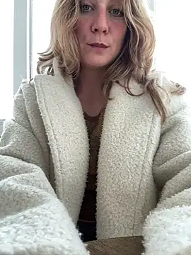 Snapshot of Puzdosia chatting on November 12, 2025, 11:03 am Puzdosia online show from November 12, 2025, 11:03 am