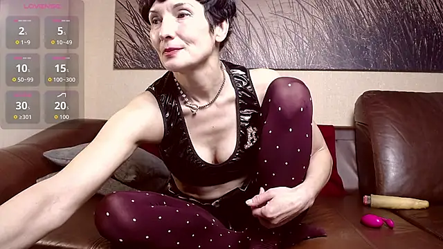 ElizabethLong online show from November 8, 2025, 8:34 pm