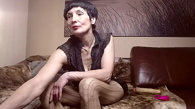 Snapshot of ElizabethLong chatting on May 18, 2026, 6:45 pm ElizabethLong online show from May 18, 2026, 6:45 pm