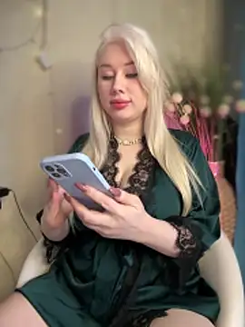 LaraHollywood online show from November 14, 2025, 6:50 am