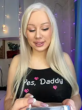 LaraHollywood online show from January 13, 2026, 7:45 am