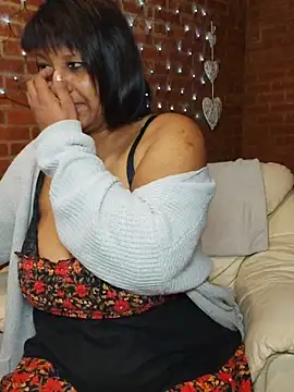 Snapshot of Lilybanx chatting on May 5, 2026, 7:39 pm Lilybanx online show from May 5, 2026, 7:39 pm