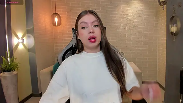 EllaClark online show from November 7, 2025, 4:55 pm