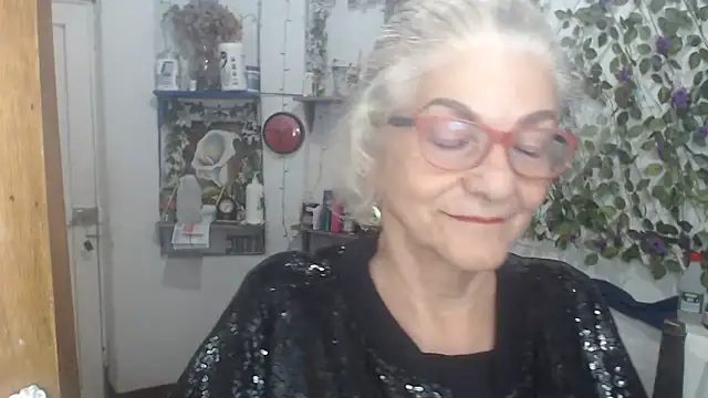 Snapshot of FunnyGrandma chatting on May 9, 2026, 3:32 am FunnyGrandma online show from May 9, 2026, 3:32 am