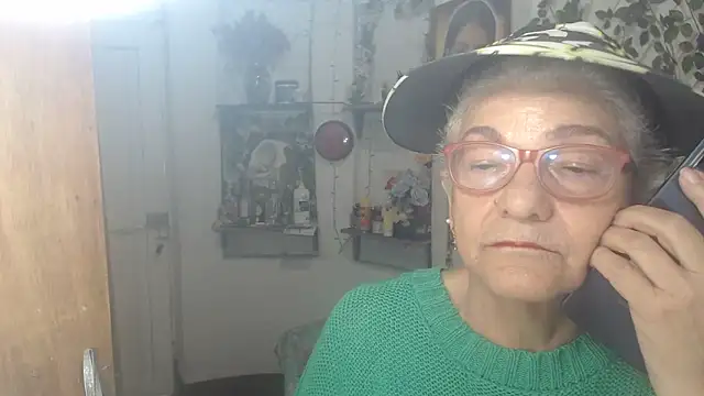 Snapshot of FunnyGrandma chatting on June 4, 2026, 10:36 pm FunnyGrandma online show from June 4, 2026, 10:36 pm