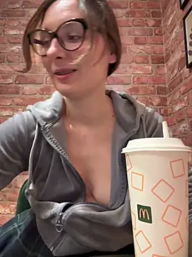 The Snowwhitee online show from December 22, 2025, 9:04 pm