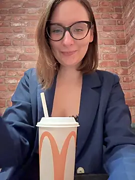 The Snowwhitee online show from November 20, 2025, 9:15 pm